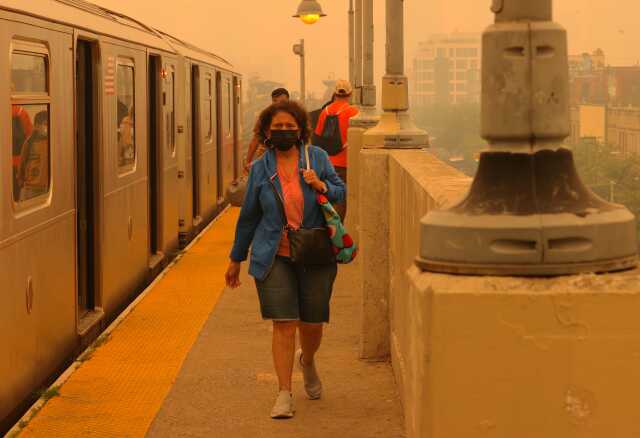 Yangından çıkan dumanlar New York''u kırmızıya çevirdi! Milyonlarca kişi nefes almakta zorlanıyor