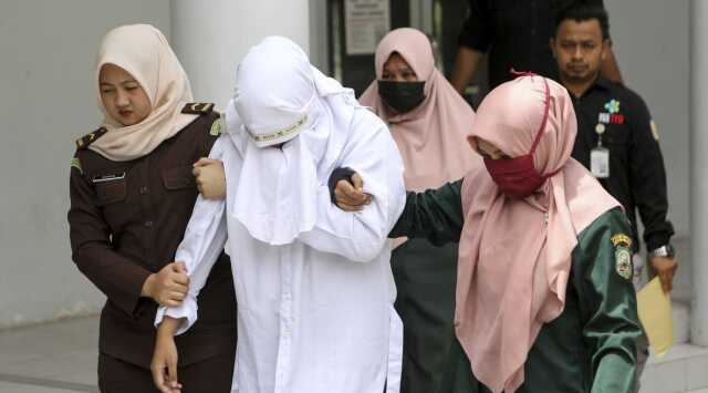 Arabada öpüşürken yakalanan çift onlarca kişi içinde kırbaçlanarak cezalandırıldı