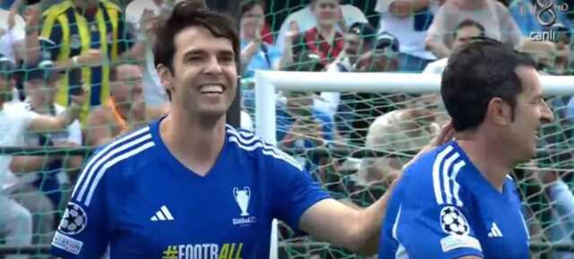 Carlos, Cafu, Gerrard, Kaka, Figo daha kimler kimler! İstanbul İstanbul olalı hiç görmedi bu kadar yıldız Carlos, Cafu, Gerrard, Kaka, Figo daha kimler kimler! İstanbul İstanbul olalı hiç görmedi bu kadar yıldız