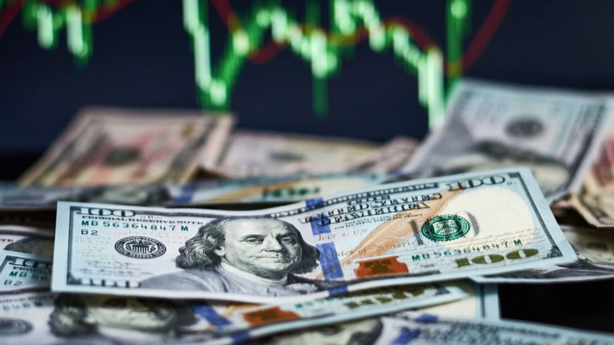 Dolar gece saatlerinde 23,60 seviyelerini aşarak yeni bir rekora imza attı