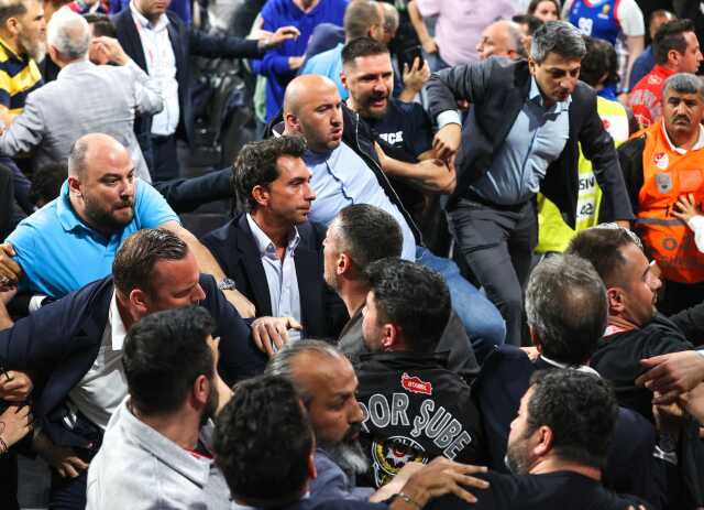Güvenlik güçleri zor ayırdı! Anadolu Efes-Fenerbahçe Beko maçında kavga çıktı