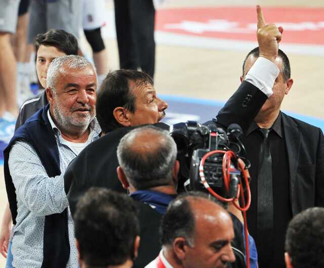 Güvenlik güçleri zor ayırdı! Anadolu Efes-Fenerbahçe Beko maçında kavga çıktı