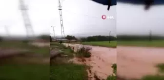 Malatya'da sağanak etkili oldu: Yollar dereye döndü, bazı evleri su bastı