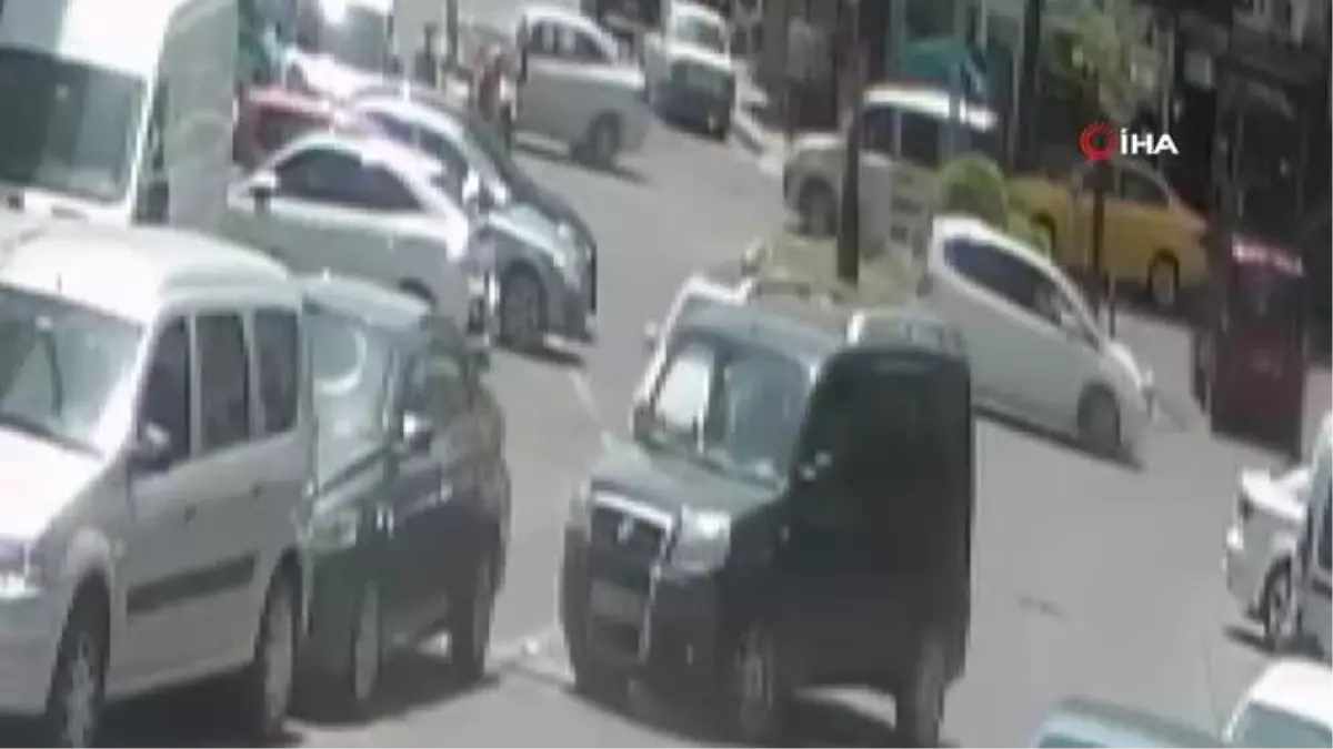 Park halindeki çarptığı aracın freni boşaldı... Korku dolu anlar kamerada