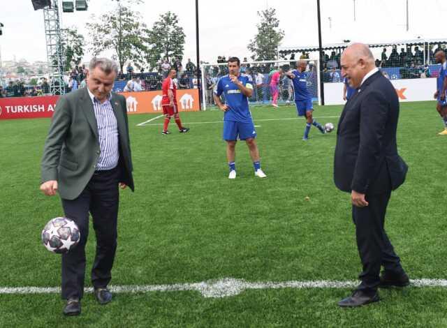 Spor Bakanı Osman Aşkın Bak, Quaresma'ya 'Rabona'nın tarihsel gelişimini anlattı Spor Bakanı Osman Aşkın Bak, Quaresma'ya 'Rabona'nın tarihsel gelişimini anlattı