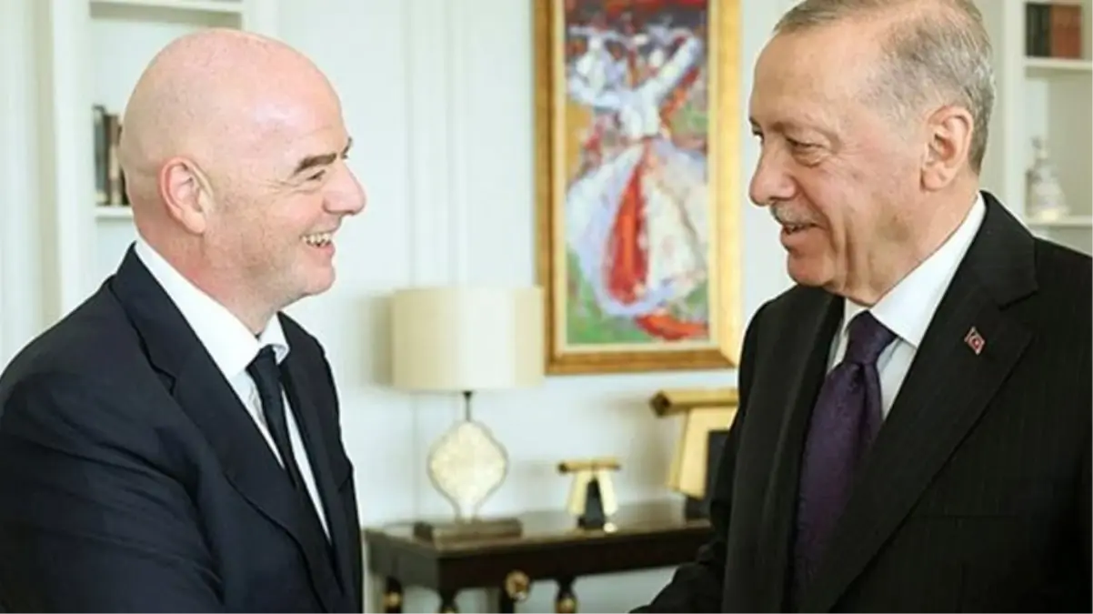 Cumhurbaşkanı Erdoğan'ı ziyaret eden FIFA Başkanı Infantino, yanında iki de hediye getirdi