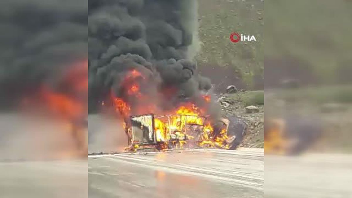 Erzincan'da Kimyasal Malzeme Yüklü Tır İle Başka Bir Tırın Çarpışması Sonucu Yangın Çıktı, 2 Sürücü Öldü