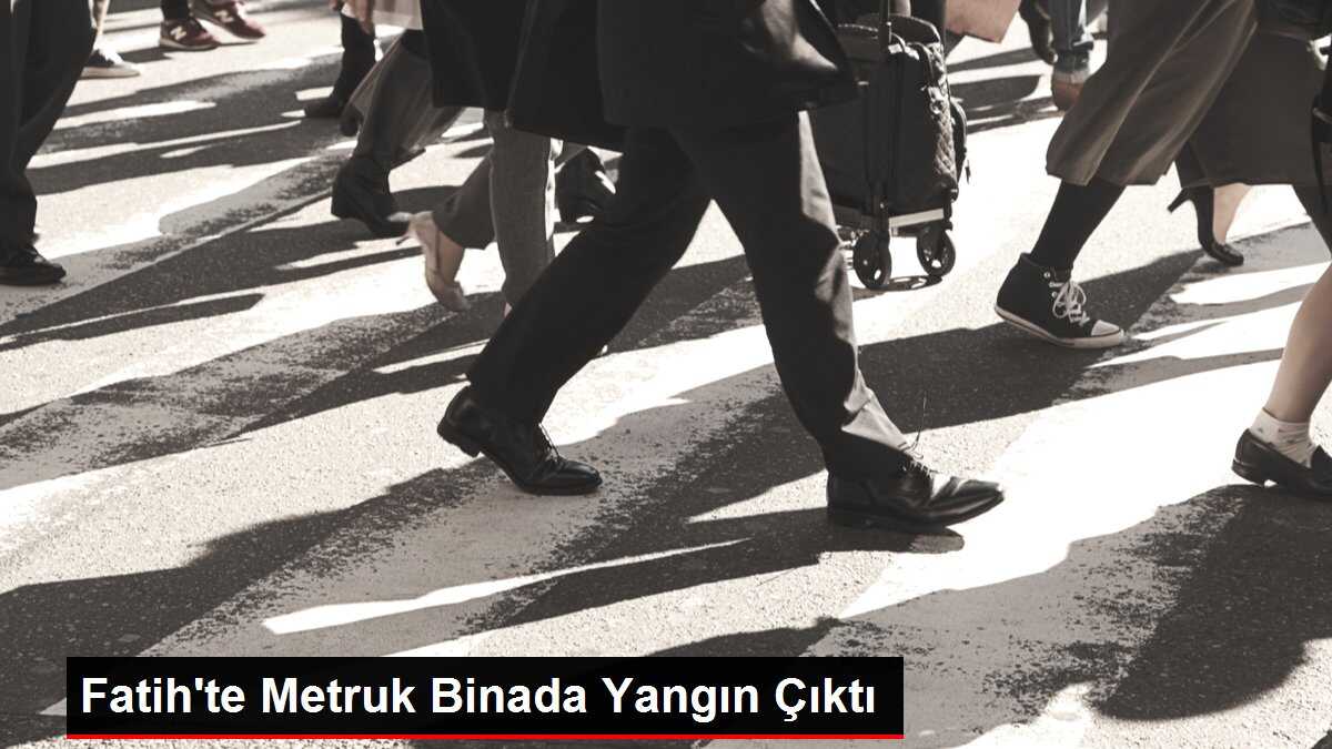 Fatih'te Metruk Binada Yangın Çıktı