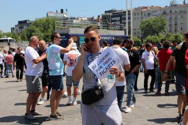 İngiliz ve İtalyan taraftarlar, Taksim'de bilet peşinde! Herkesin gözü tuttukları kağıda takıldı