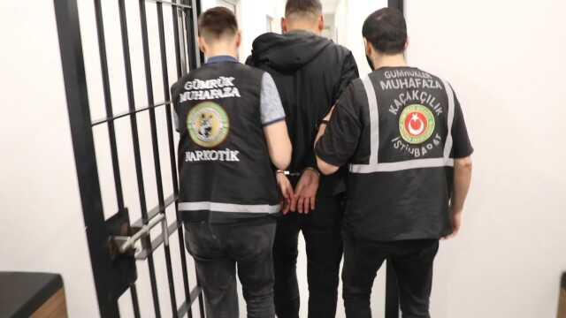 İstanbul Havalimanı'nda kuryelik yapan yolcunun midesinde 820 gram kokain ele geçirildi İstanbul Havalimanı'nda kuryelik yapan yolcunun midesinde 820 gram kokain ele geçirildi