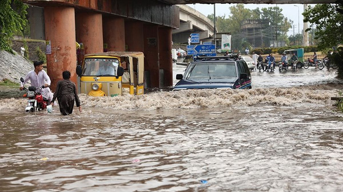Pakistan'da şiddetli yağışlar en az 28 kişinin ölümüne yol açtı