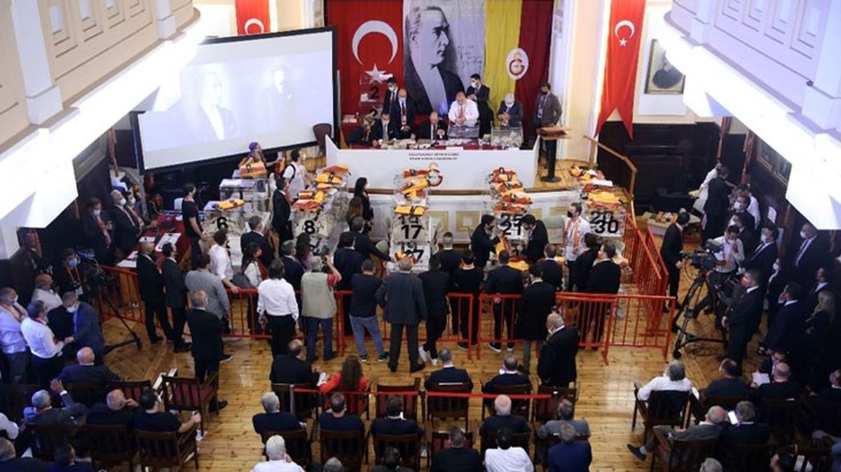 Son Dakika: Galatasaray'da başkanlık süresi 2 yıla indirildi