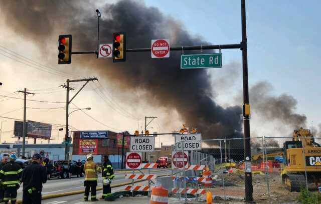 ABD'nin Philadelphia eyaletinde akaryakıt yüklü tanker patladı, yol çöktü ABD'nin Philadelphia eyaletinde akaryakıt yüklü tanker patladı, yol çöktü