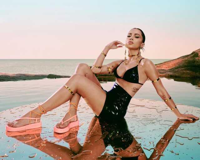 Dev maç için Türkiye'ye gelen şarkıcı Anitta, tangayla sahilde dans etti! Kendisine bakan Türkleri çekip paylaştı