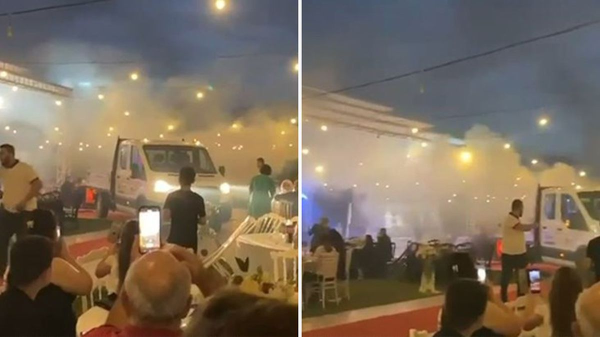 Düğünde kırmızı halıya gelin ve damattan önce belediyenin ilaçlama aracı girdi