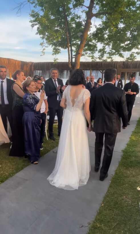 Geçtiğimiz ay nikah masasına oturan Dağhan Külegeç ile Tuğba Aytaş düğün yaptı Geçtiğimiz ay nikah masasına oturan Dağhan Külegeç ile Tuğba Aytaş düğün yaptı