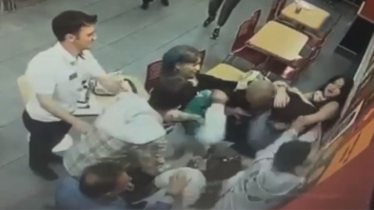 Hamburgercide kız arkadaşı ile tartıştı, ortalık boks ringine döndü