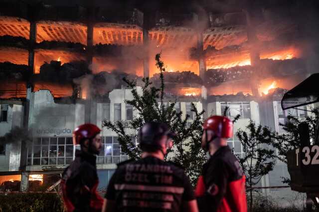 İstanbul Başakşehir'deki Fabrikada Yangın: İtfaiye 24 Saattir Çalışıyor