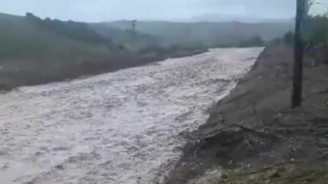 Kırıkkale'de sel felaketi nedeniyle evleri su bastı, duvarları yıkılan ağırdaki koyunlar sele kapıldı Kırıkkale'de sel felaketi nedeniyle evleri su bastı, duvarları yıkılan ağırdaki koyunlar sele kapıldı