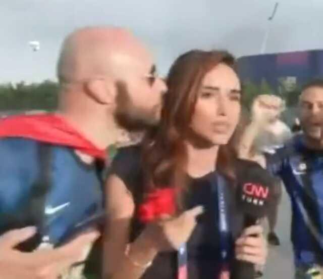 Neye uğradığını şaşırdı! Yabancı taraftarlar Türk sunucuyu öpmelere doyamadı