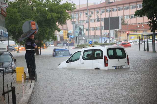 Son Dakika! Ankara'da sağanak yağış nedeniyle cadde ve sokaklar göle döndü, ev ve iş yerlerini su bastı Son Dakika! Ankara'da sağanak yağış nedeniyle cadde ve sokaklar göle döndü, ev ve iş yerlerini su bastı