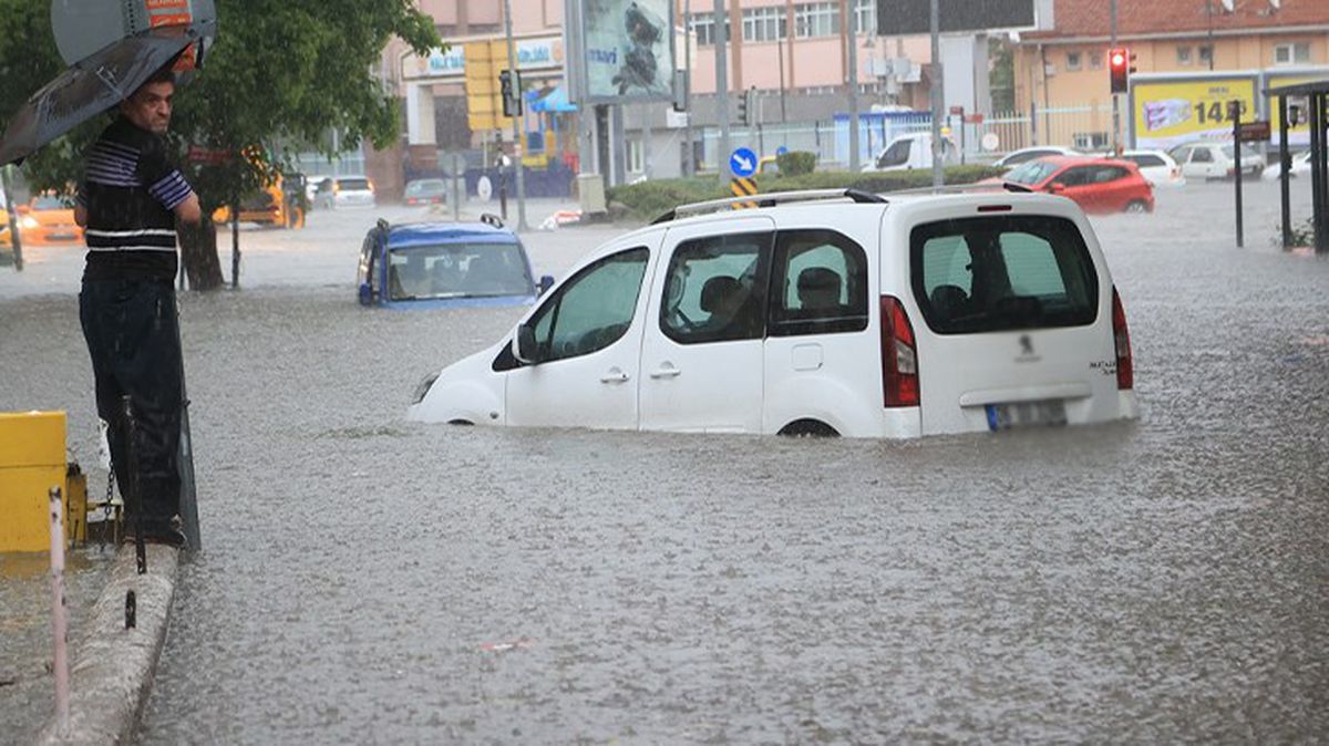 Son Dakika! Ankara'da sağanak yağış nedeniyle cadde ve sokaklar göle döndü, ev ve iş yerlerini su bastı