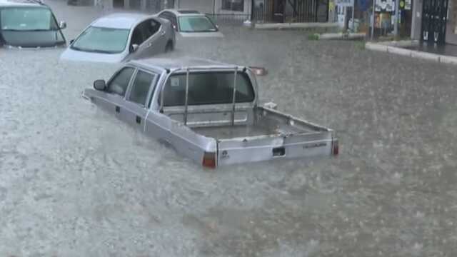 Son Dakika! Ankara'da sağanak yağış nedeniyle cadde ve sokaklar göle döndü, ev ve iş yerlerini su bastı Son Dakika! Ankara'da sağanak yağış nedeniyle cadde ve sokaklar göle döndü, ev ve iş yerlerini su bastı