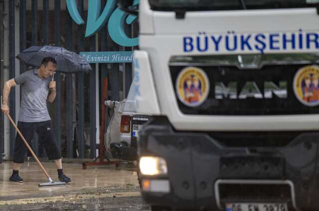 Son Dakika! Ankara'da sağanak yağış nedeniyle cadde ve sokaklar göle döndü, ev ve iş yerlerini su bastı Son Dakika! Ankara'da sağanak yağış nedeniyle cadde ve sokaklar göle döndü, ev ve iş yerlerini su bastı