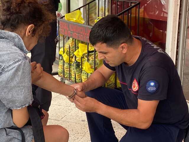 Tek eli kelepçeli gezen kadın polis ekiplerini hareketlendirdi Tek eli kelepçeli gezen kadın polis ekiplerini hareketlendirdi