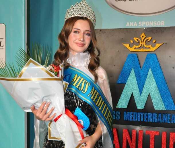 22. Miss Mediterranean Güzellik Yarışması'nda kraliçe seçilen İlsu Demirci, gözyaşlarına boğuldu 22. Miss Mediterranean Güzellik Yarışması'nda kraliçe seçilen İlsu Demirci, gözyaşlarına boğuldu