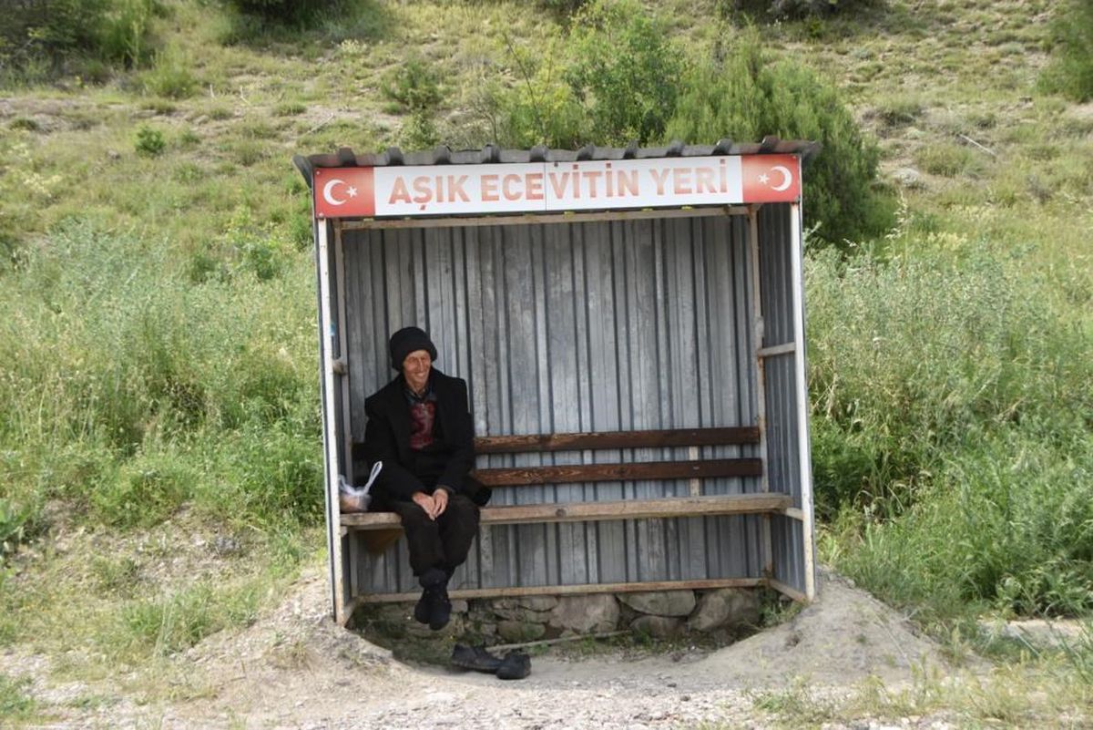 24 yıldır aynı durakta bekleyen Aşık Ecevit, sevdiği kadını bekliyor