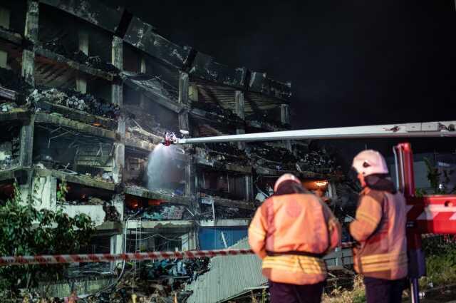 Başakşehir'deki fabrikada yangın 37 saattir devam ediyor! Binanın son 2 katında çökmeler yaşanıyor Başakşehir'deki fabrikada yangın 37 saattir devam ediyor! Binanın son 2 katında çökmeler yaşanıyor