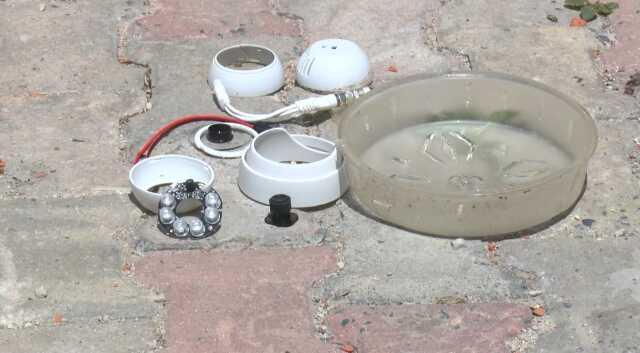 Eşinden şiddet gören kadın evinin önüne barikat kurdu