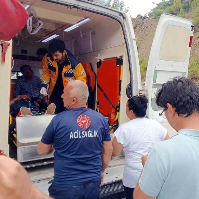 Eski Ekonomi Bakanı Nihat Zeybekci trafik kazası geçirdi Eski Ekonomi Bakanı Nihat Zeybekci trafik kazası geçirdi