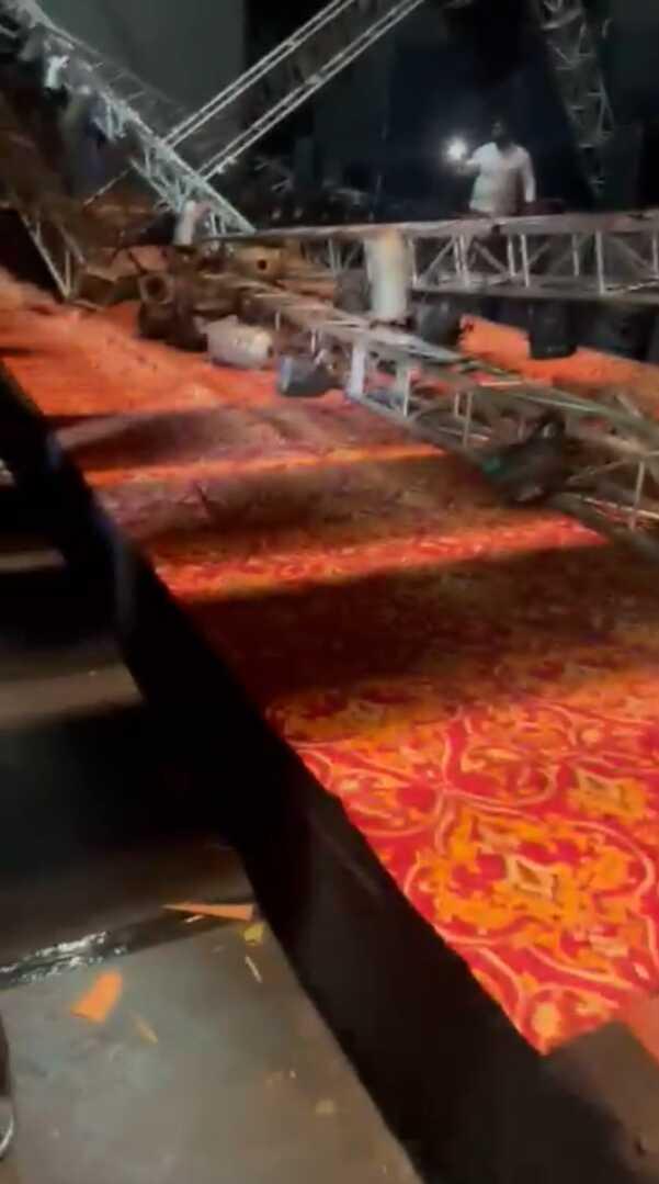 Moda gösterisi sırasında ışık platformu çöktü, genç model hayatını kaybetti Moda gösterisi sırasında ışık platformu çöktü, genç model hayatını kaybetti