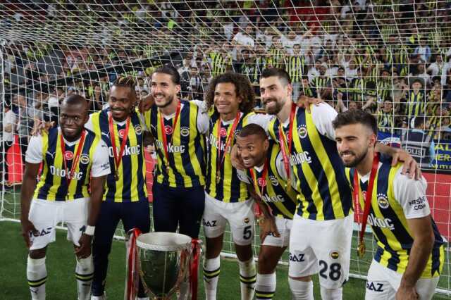 Türkiye Kupası'nın seremonisine Fenerbahçeli futbolcuların giydiği forma damga vurdu