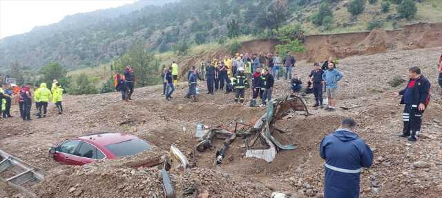Afyonkarahisar-Denizli kara yolunda heyelan: 1 ölü, 1 yaralı Afyonkarahisar-Denizli kara yolunda heyelan: 1 ölü, 1 yaralı