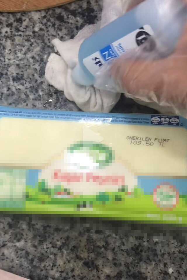 Bunu da gördük! Markette peynirlerin üzerindeki 'Önerilen fiyat' yazısını böyle sildiler