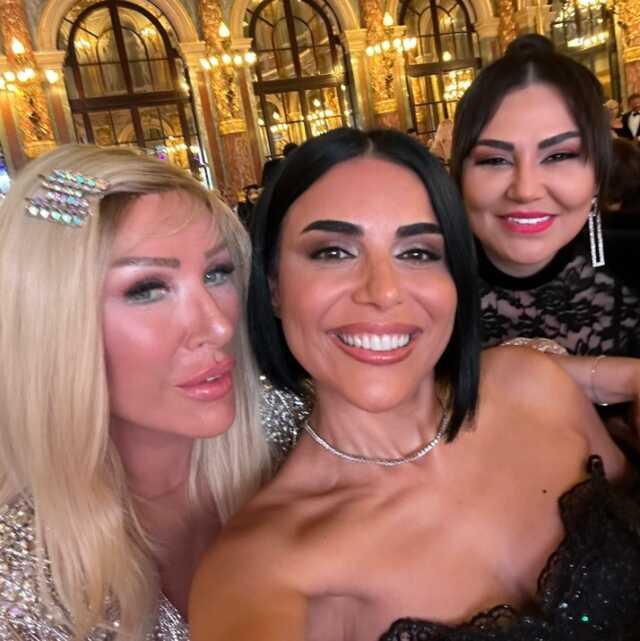 Nuray Yıldız Paris'te ödülünü Seda Sayan'ın elinden aldı Nuray Yıldız Paris'te ödülünü Seda Sayan'ın elinden aldı