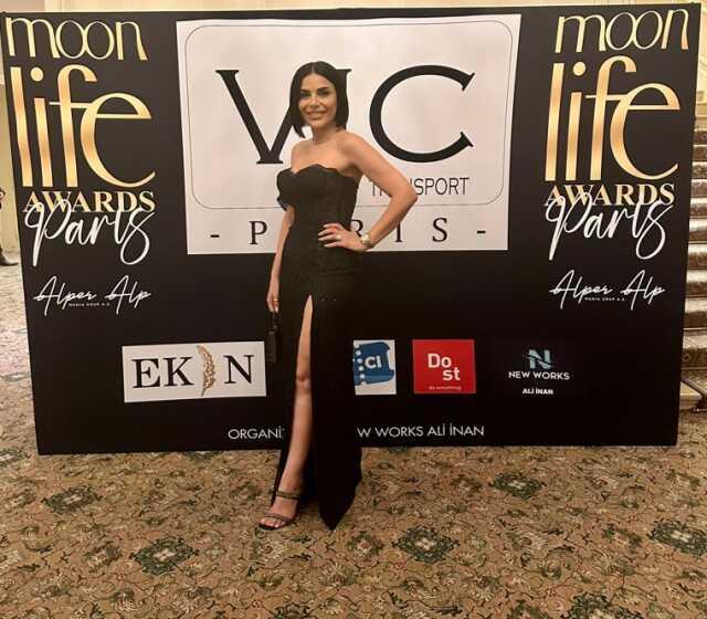 Nuray Yıldız Paris'te ödülünü Seda Sayan'ın elinden aldı Nuray Yıldız Paris'te ödülünü Seda Sayan'ın elinden aldı