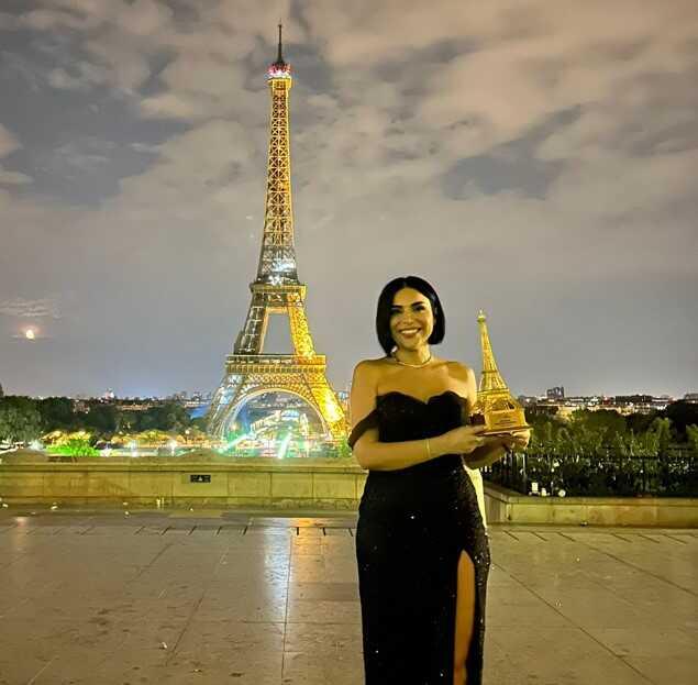 Nuray Yıldız Paris'te ödülünü Seda Sayan'ın elinden aldı Nuray Yıldız Paris'te ödülünü Seda Sayan'ın elinden aldı