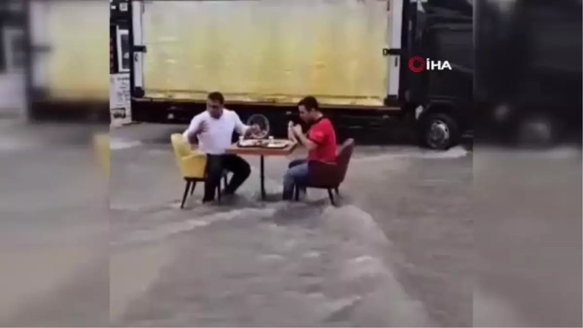 Seli umursamadılar, masa kurup döner yediler