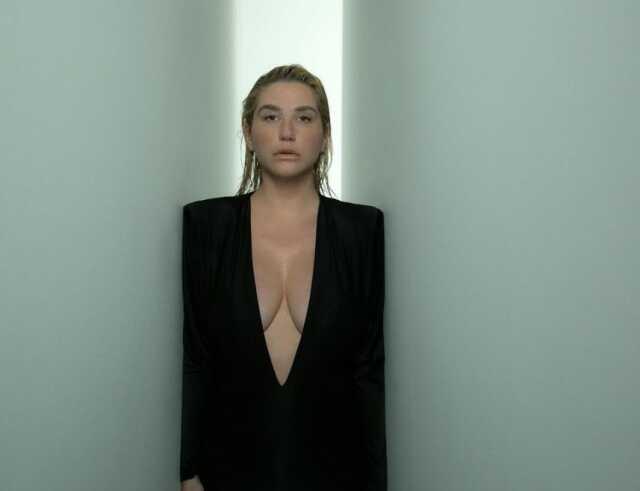 Ünlü sanatçı Kesha, beşinci stüdyo albümünü çıplak pozlarıyla tanıttı Ünlü sanatçı Kesha, beşinci stüdyo albümünü çıplak pozlarıyla tanıttı