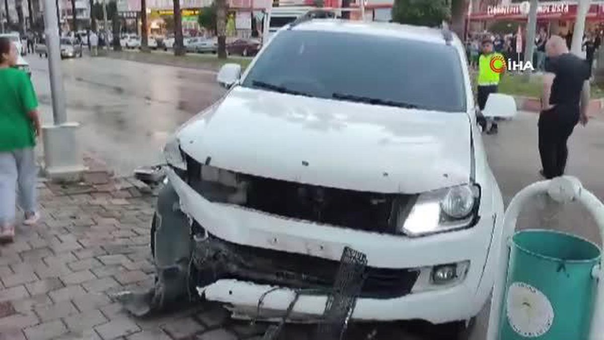 Adana'da kavşakta kaza: 3 araç hasar gördü, 2 sürücü yaralı