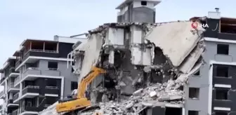 Depremde hasarlı binayı yıkan kepçe operatörü enkaz altında kaldı