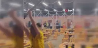 Çin'de şiddetli rüzgar tenteye tutunan insanları uçurdu