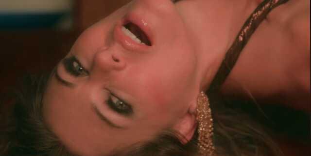 Elizabeth Hurley, oğlu Damien'in yönettiği erotik gerilim filminde samimi sahnelerde oynadı Elizabeth Hurley, oğlu Damien'in yönettiği erotik gerilim filminde samimi sahnelerde oynadı