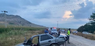 Adana'da Büyükşehir Belediyesi kamyoneti ile otomobil çarpıştı: 2 yaralı