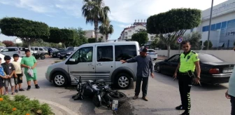 Manavgat'ta Motosiklet ve Hafif Ticari Araç Çarpıştı: 1 Yaralı
