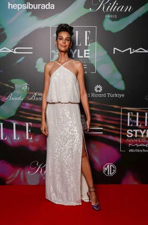 Ödül töreninde şıklık yarışı! Serenay ve Aybüke'nin göğüs dekoltesi kırmızı halıya damga vurdu Ödül töreninde şıklık yarışı! Serenay ve Aybüke'nin göğüs dekoltesi kırmızı halıya damga vurdu